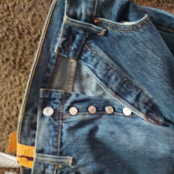 Men's Levi's Button Fly 501 Jeans - Picture 3 of 5